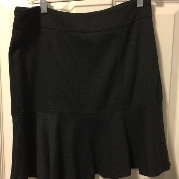 Black and Grey Patterned Skirt Size 8P Petites Stretchy Reitmans Office Wear - Picture 2 of 3